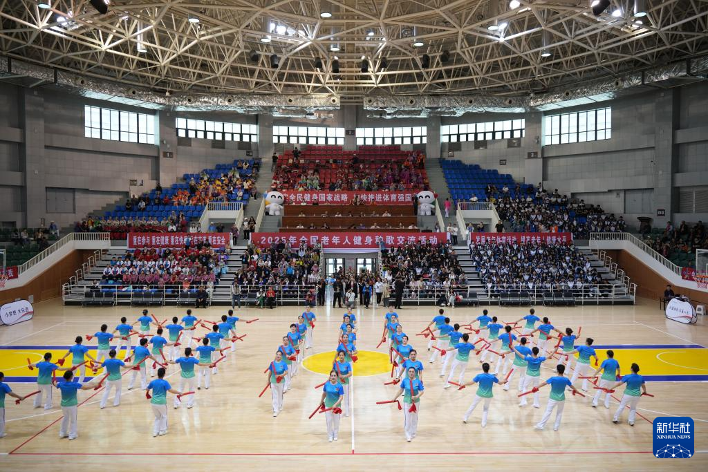 半岛体育2025年天下老年人健身秧歌交换举动在新疆奎屯落幕(图9)