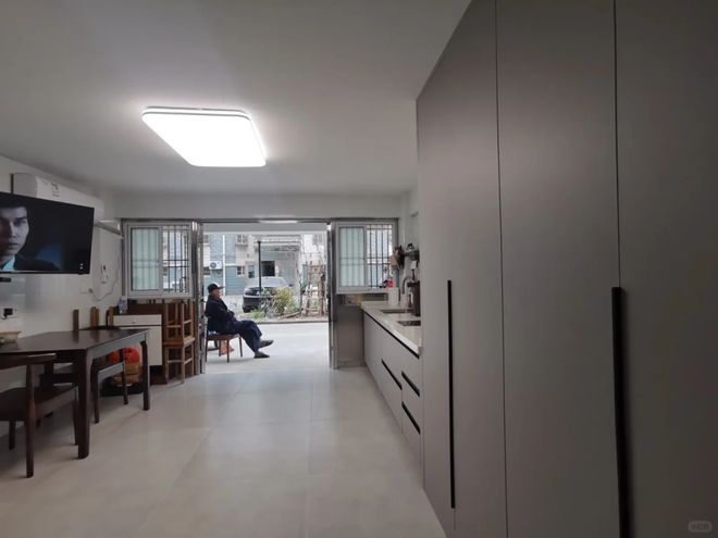 半岛APP广东一名孝敬女花3万元把车库改成住房装修睦给婆婆住但网友看后却“炸锅”(图14)